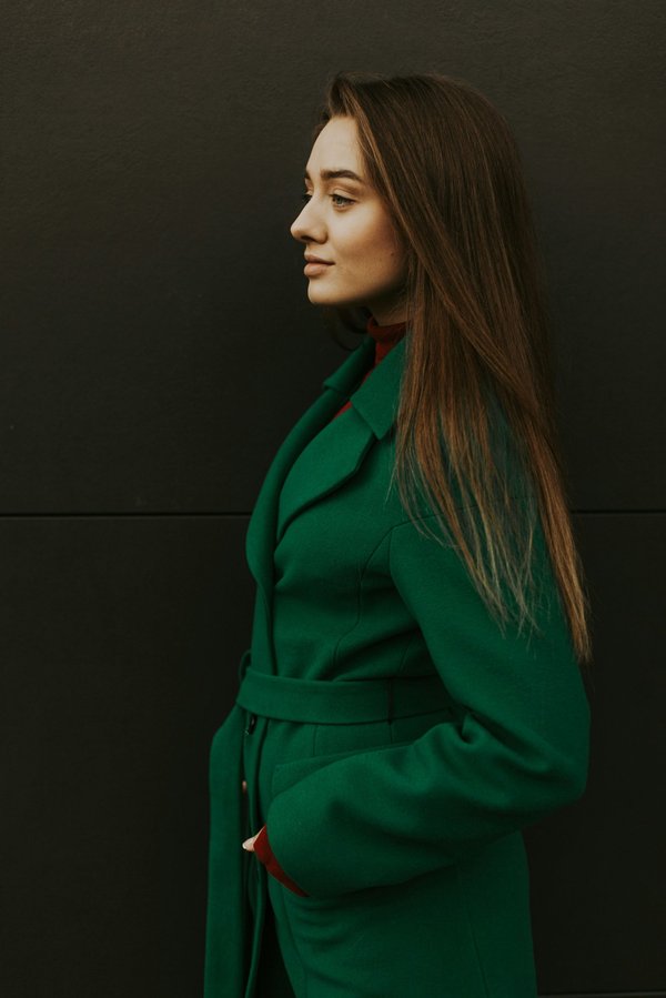 Comment intégrer des accessoires en bois dans une tenue estivale?