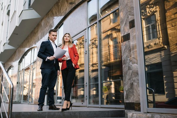 Comment choisir des boucles d'oreilles en perles pour un look de mariage sophistiqué?