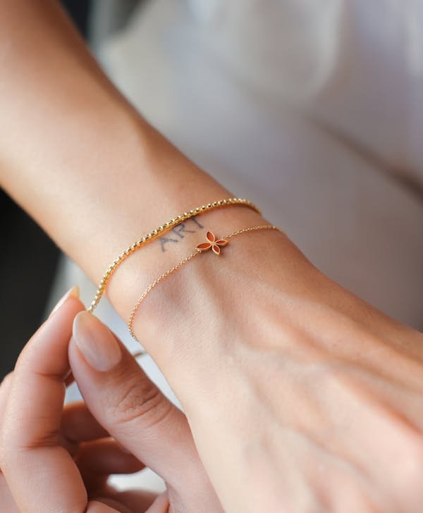 Éclat et élégance : les bracelets chaîne d'emmanuelle d'ortoli